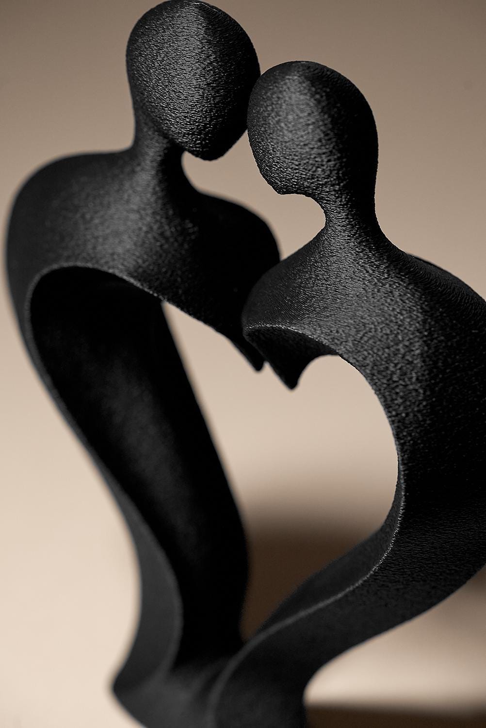 Romantic Couple Statue | Abstraktes Herz Figur | Liebe Skulptur | Dark Art Deko