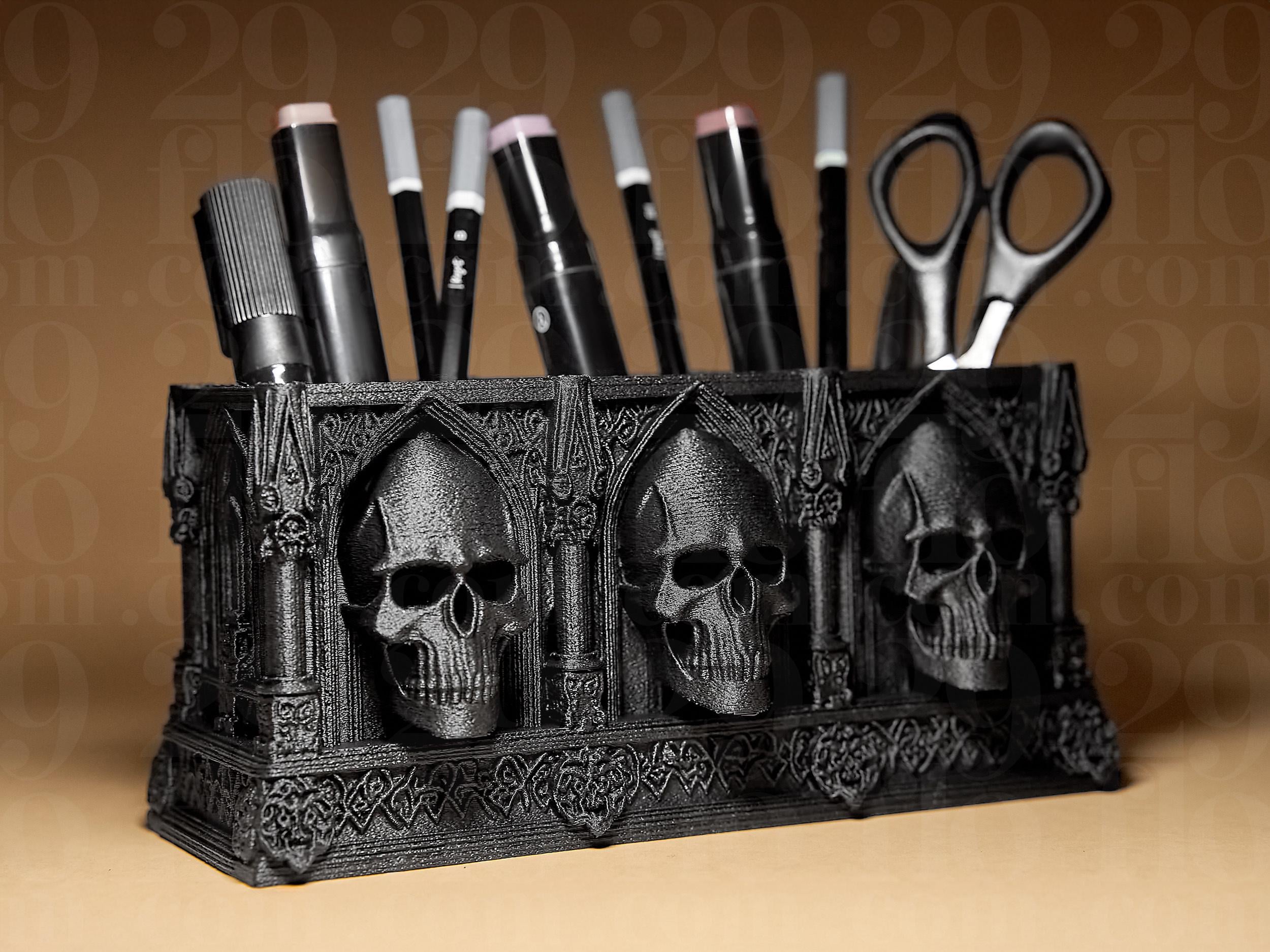 Gothic Skull Organizer – Schädel Stiftehalter & Schreibtisch Organizer im düsteren Kathedralen-Design Fehn-factory.de