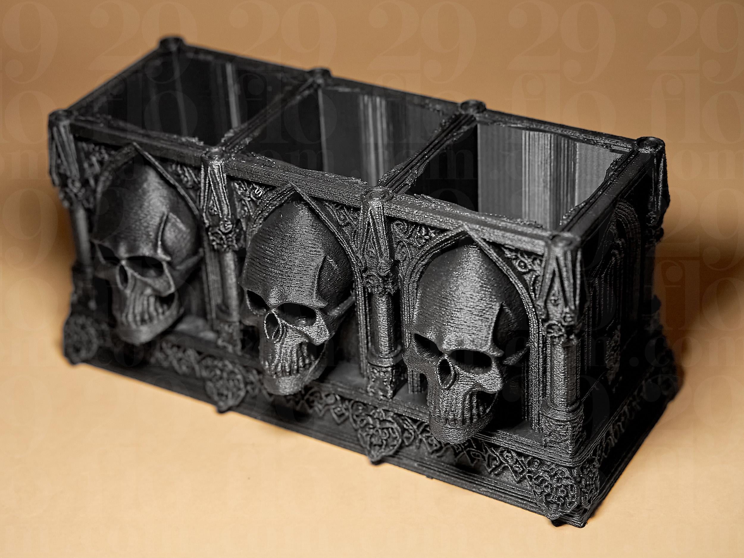 Gothic Skull Organizer – Schädel Stiftehalter & Schreibtisch Organizer im düsteren Kathedralen-Design Fehn-factory.de