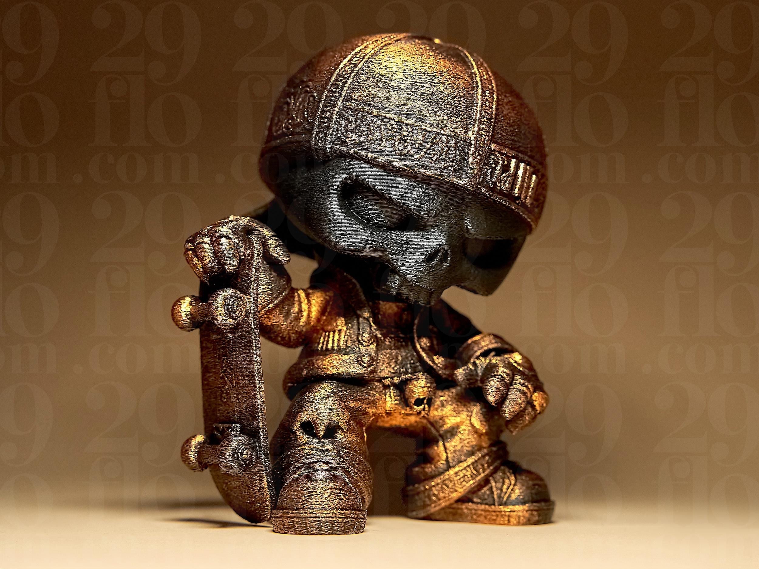 Skeleton Bros #4 – Skater Edition | 3D-gedruckte Totenkopf-Figur | Urban Street Art Deko | Handbemalt in Gold-Antik oder Schwarz Fehn-factory.de