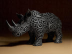 Designer Rhino Sculpture | Schwarze Nashornfigur mit Ornament-Struktur | 3D-gedruckte Designskulptur | Symbol Kraft & Standhaftigkeit Fehn-factory.de