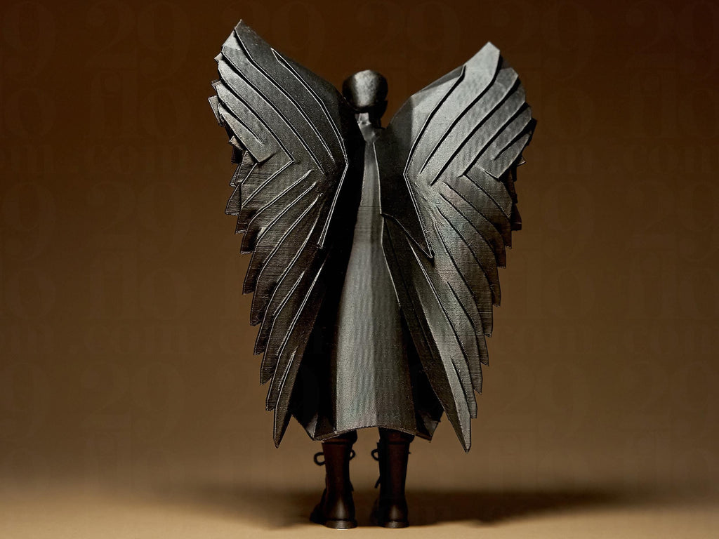 Modern Angel Sculpture | Schwarze Engelsfigur im Anzug | 3D-gedruckte Skulptur im geometrischen Design Fehn-factory.de