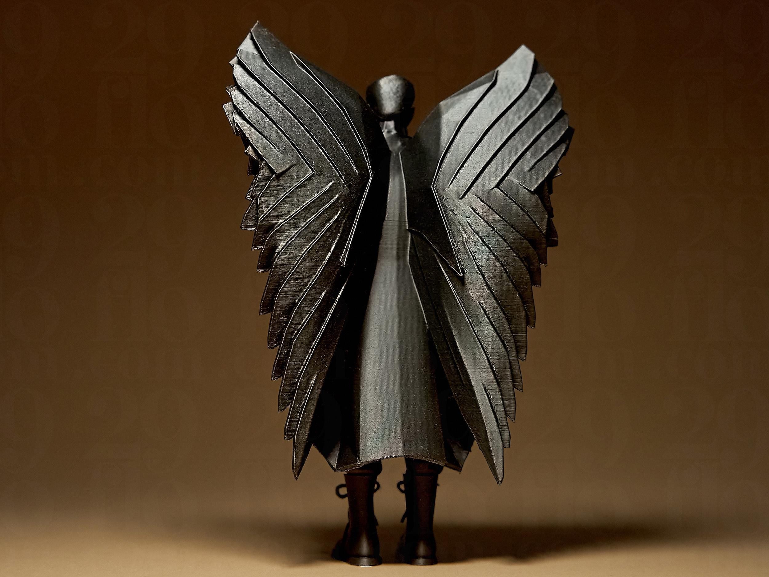Modern Angel Sculpture | Schwarze Engelsfigur im Anzug | 3D-gedruckte Skulptur im geometrischen Design Fehn-factory.de