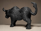 Designer Bull Sculpture | Schwarzer Stier im modernen Stil | 3D-gedruckte Kunstskulptur mit Ornamentstruktur Fehn-factory.de