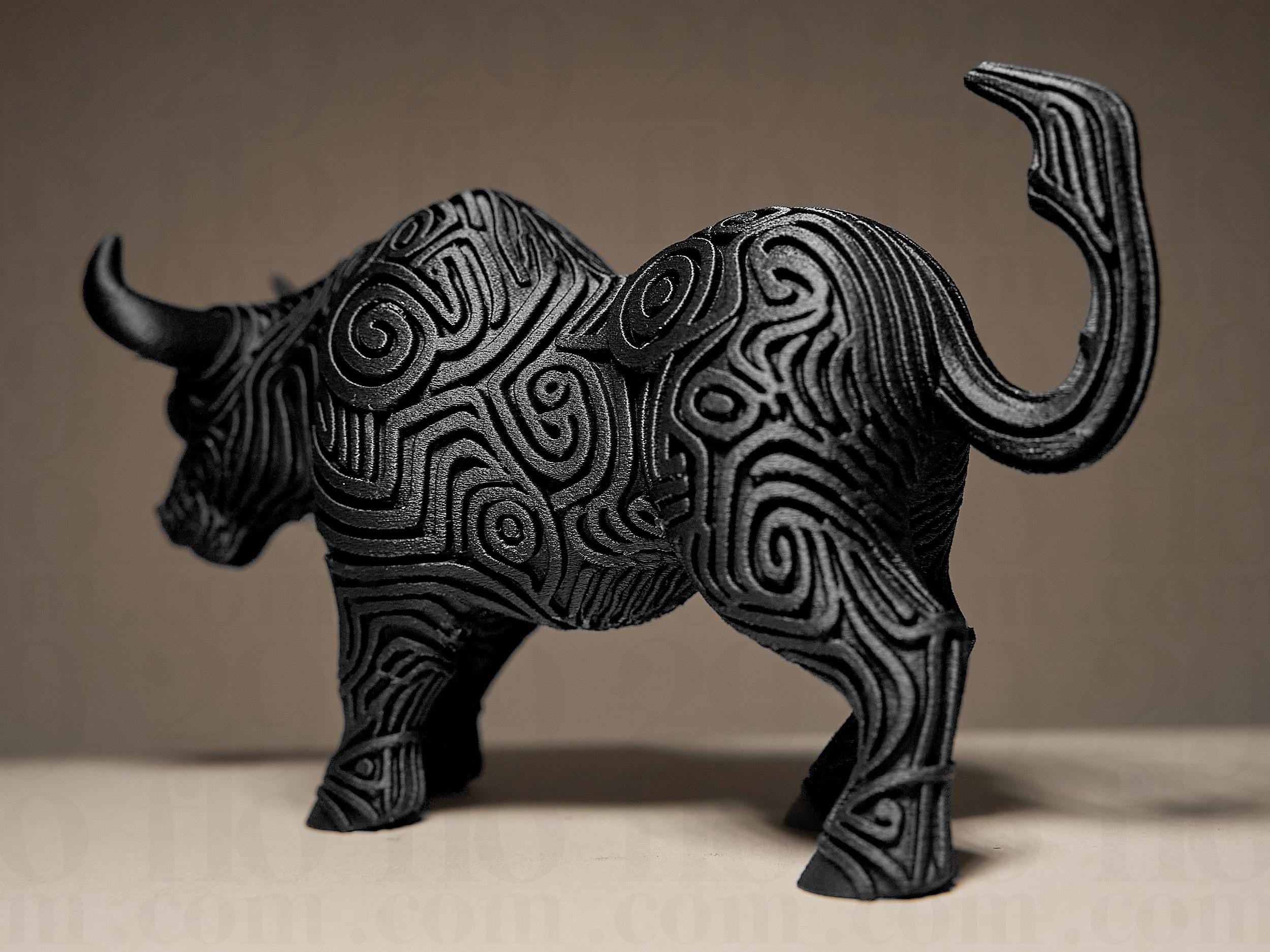 Designer Bull Sculpture | Schwarzer Stier im modernen Stil | 3D-gedruckte Kunstskulptur mit Ornamentstruktur Fehn-factory.de