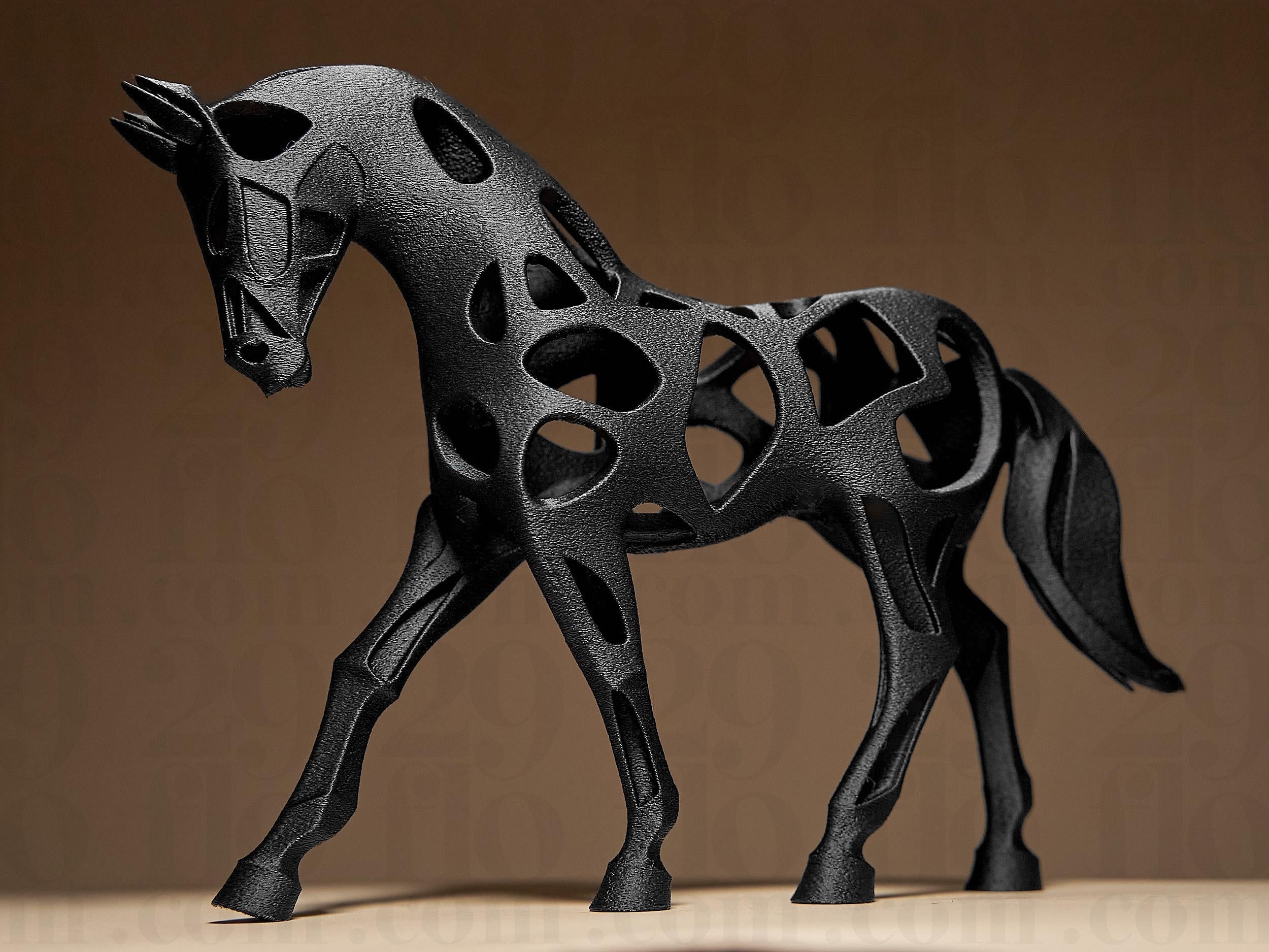 Hollow Horse Sculpture | Schwarze 3D-gedruckte Pferdefigur | Abstrakte Designskulptur aus der Black Series Fehn-factory.de