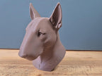 Bull Terrier Büste – Realistic Bull Terrier Dog Bust | Handbemalt & 3D-Printed – Hochdetaillierte Skulptur (DE/EN) Fehn-factory.de