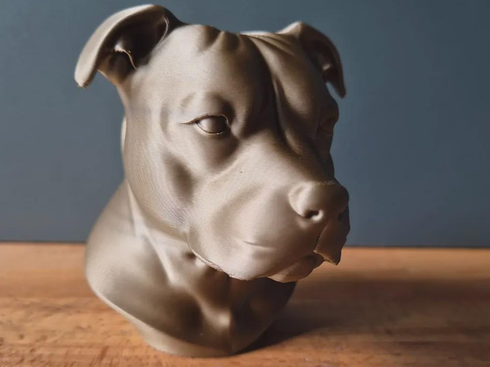 Staffordshire-Bullterrier-Büste / Realistic Staffordshire Bull Terrier Dog Bust – Handbemalt & Detailliert