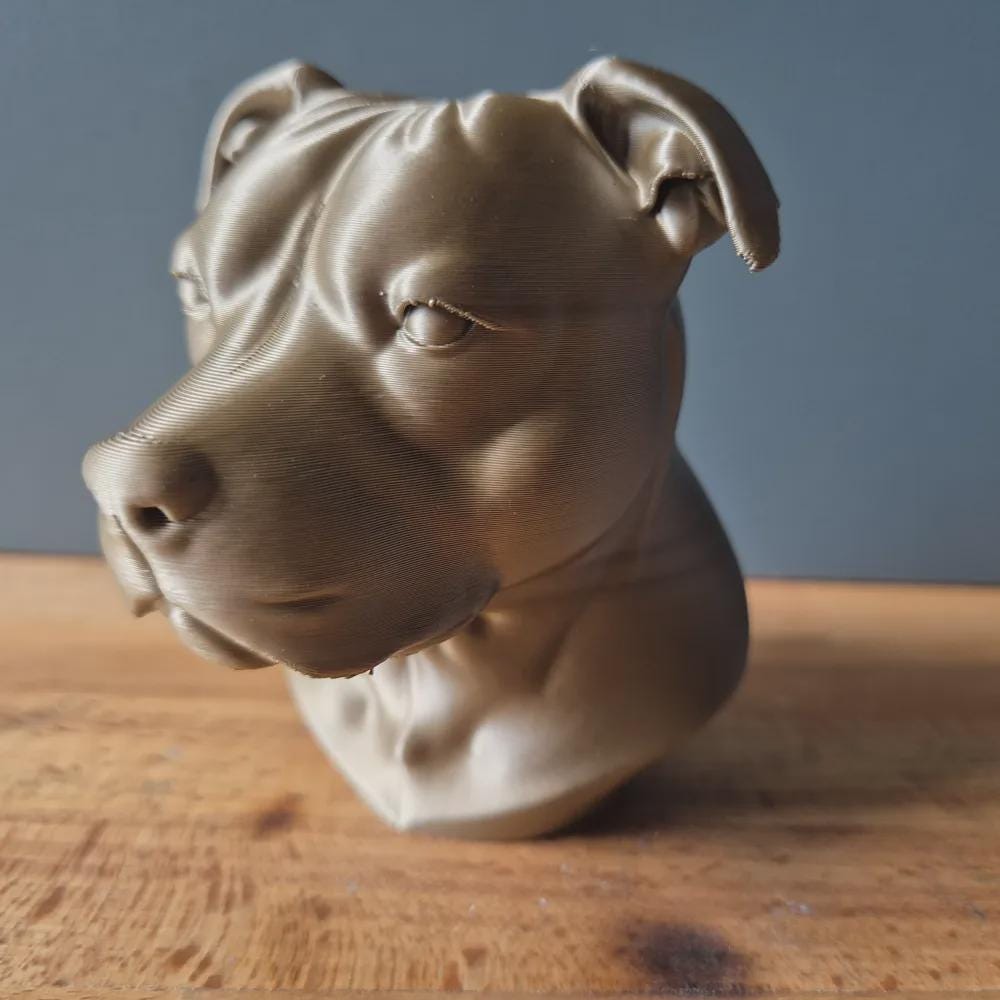 Staffordshire-Bullterrier-Büste / Realistic Staffordshire Bull Terrier Dog Bust – Handbemalt & Detailliert