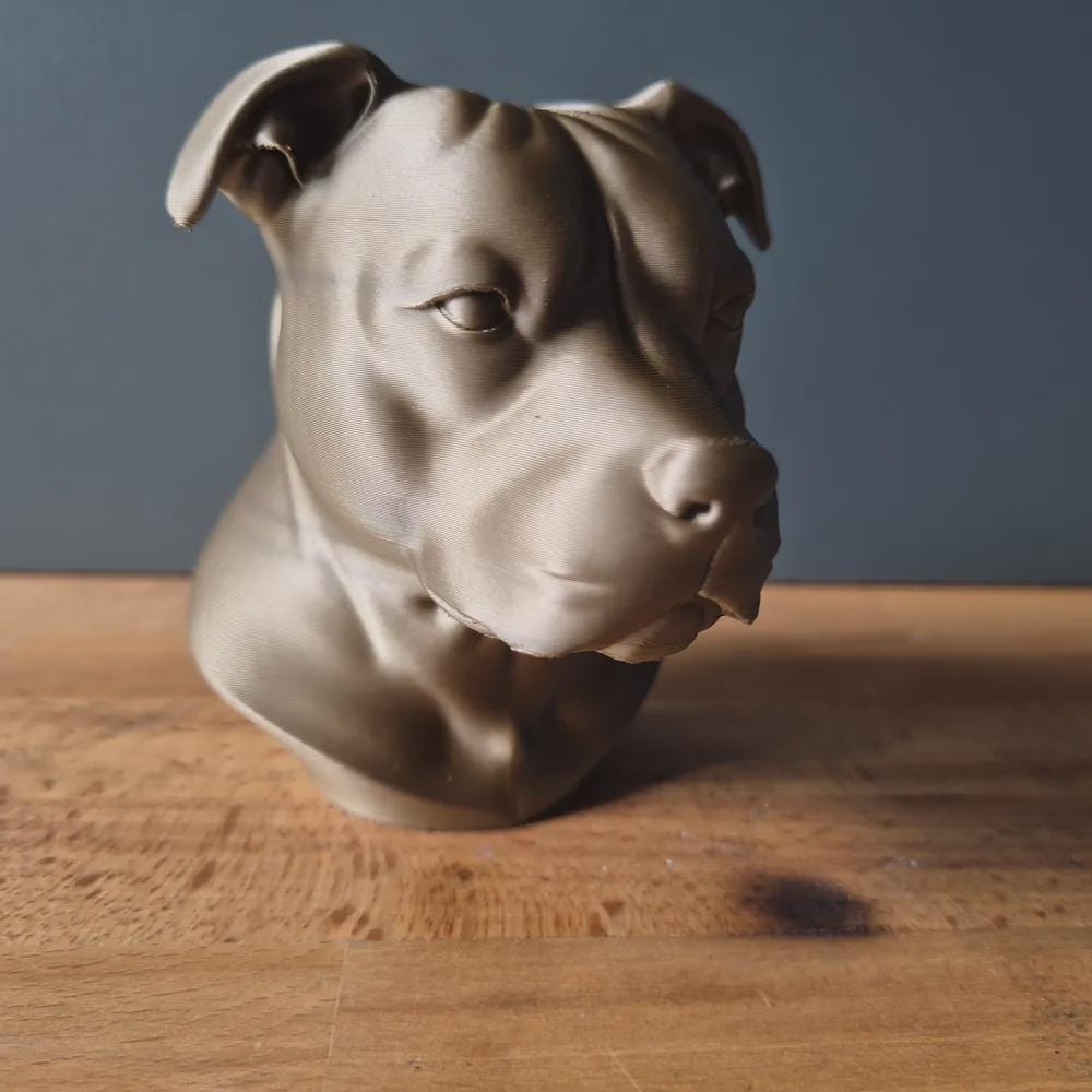 Staffordshire-Bullterrier-Büste / Realistic Staffordshire Bull Terrier Dog Bust – Handbemalt & Detailliert