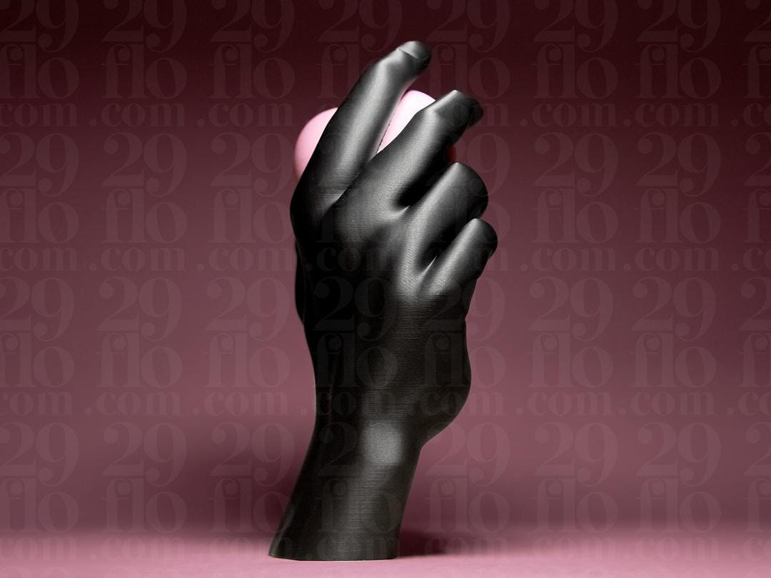 Hand hält Herz Skulptur | Hand Holding Heart Statue | Romantische Deko | Valentinstag Geschenk | Modern Art | Pink Heart - 28cm