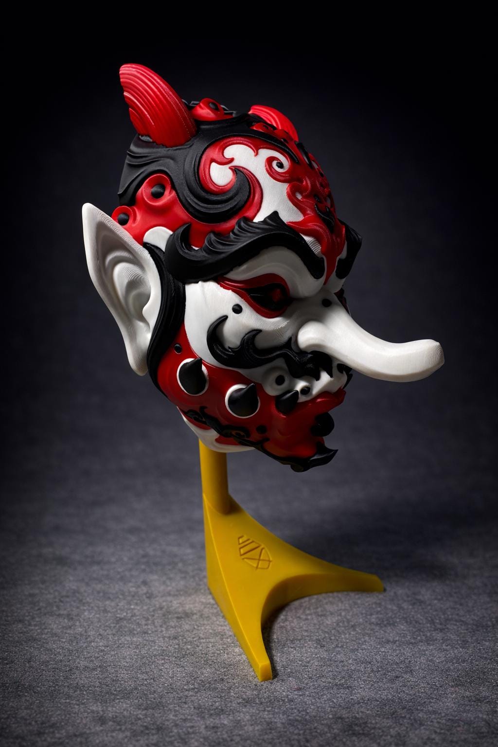Tengu Wandmaske mit Ständer / Tengu Wall Mask with Stand – Japanische Mythologie Deko für Tisch & Wand Fehn-factory.de