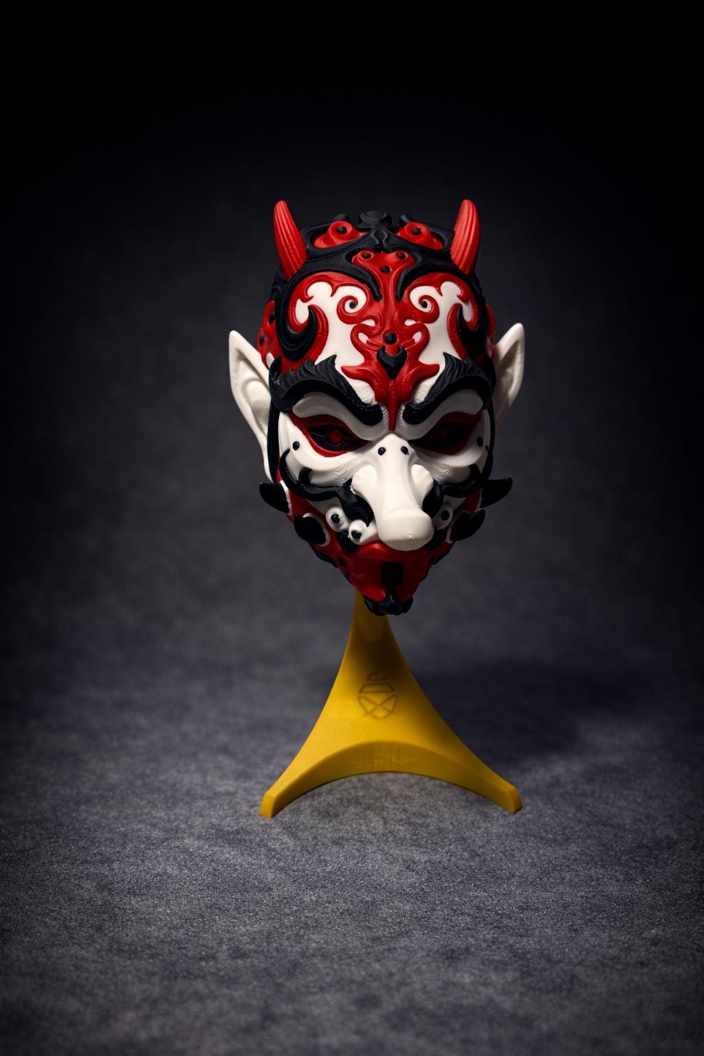 Tengu Wandmaske mit Ständer / Tengu Wall Mask with Stand – Japanische Mythologie Deko für Tisch & Wand Fehn-factory.de