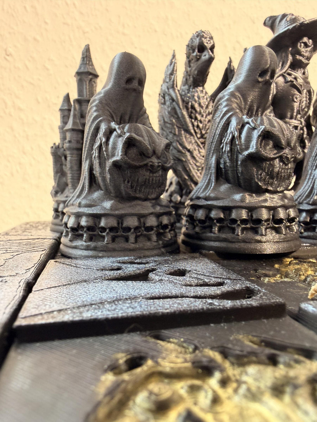 Halloween Chess Set Hand Painted – Gothic Chess Board with 32 Pieces – Witches, Ghosts & Haunted Castle – Horror Decor Gift FehnFactory