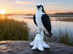High Perch Osprey – Freistehende Fischadler-Skulptur auf Baumstumpf | Greifvogel-Deko | Made in Germany FehnFactory