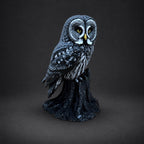 Great Gray Owl – Bartkauz auf Baumstumpf | Made in Germany FehnFactory