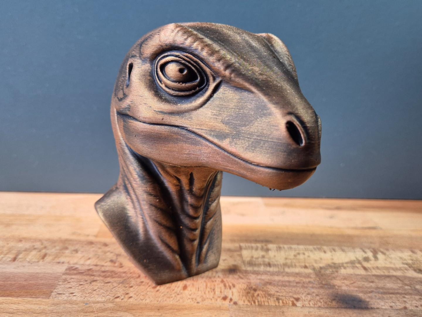 Velociraptor – detailreiche Dinosaurierbüste mit wachem Blick | 19 Farben & 3 Größen | Made in Germany