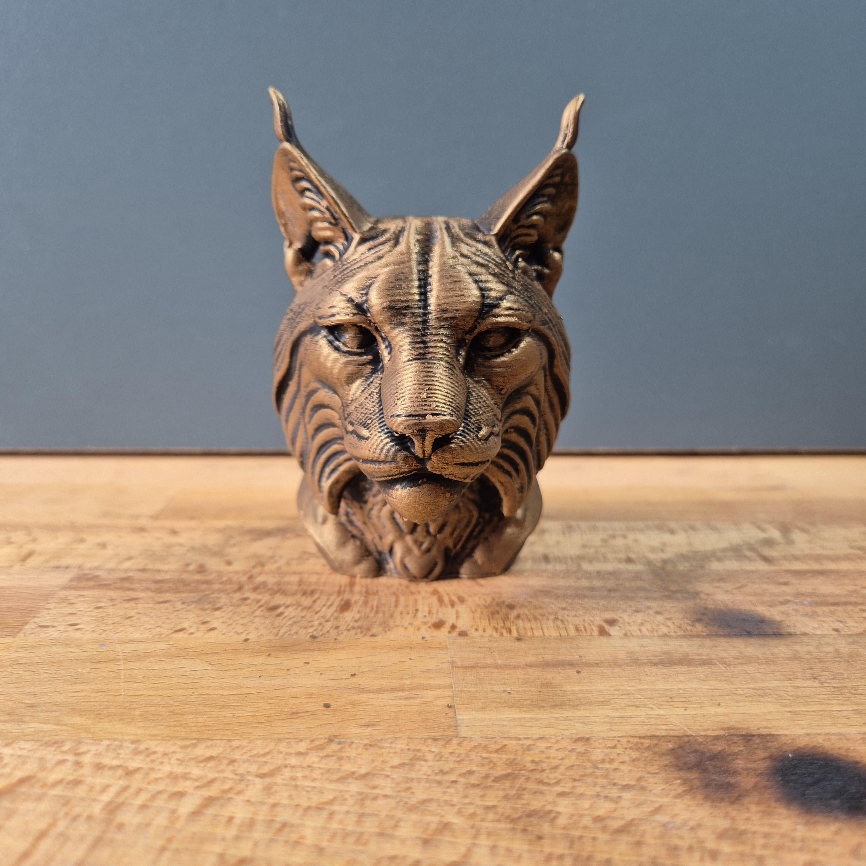 Luchs – detailreiche Wildkatzenbüste mit langen Ohrpinseln und Fellrelief | 19 Farben & 3 Größen | Made in Germany