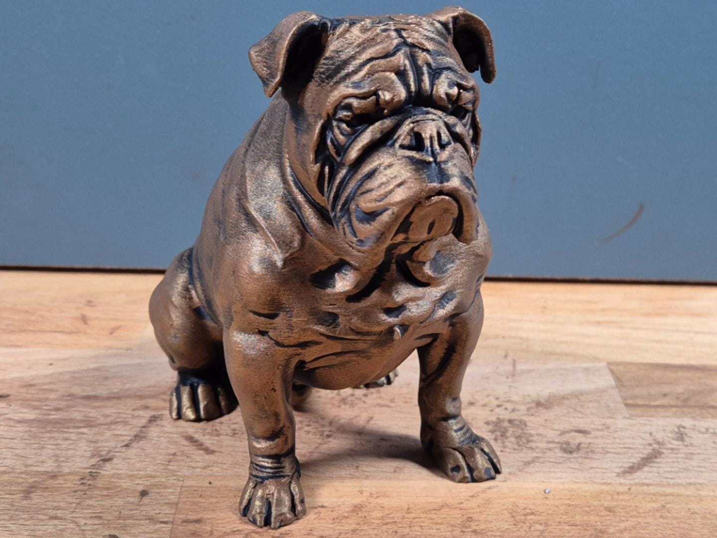 Englische Bulldogge – detailreiche stehende Hundefigur | 19 Farben & 3 Größen | Made in Germany