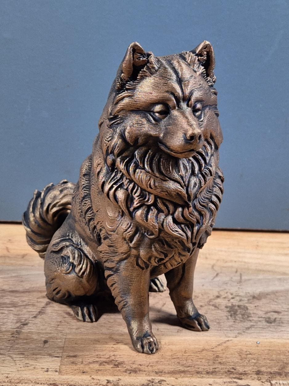 Samojede – detailreiche sitzende Hundefigur mit langem Fell | 19 Farben & 3 Größen | Made in Germany