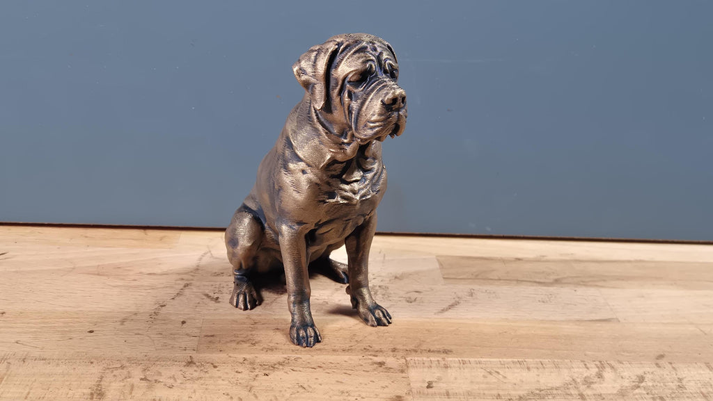 Englischer Mastiff – detailreiche sitzende Hundefigur | 19 Farben & 3 Größen | Made in Germany