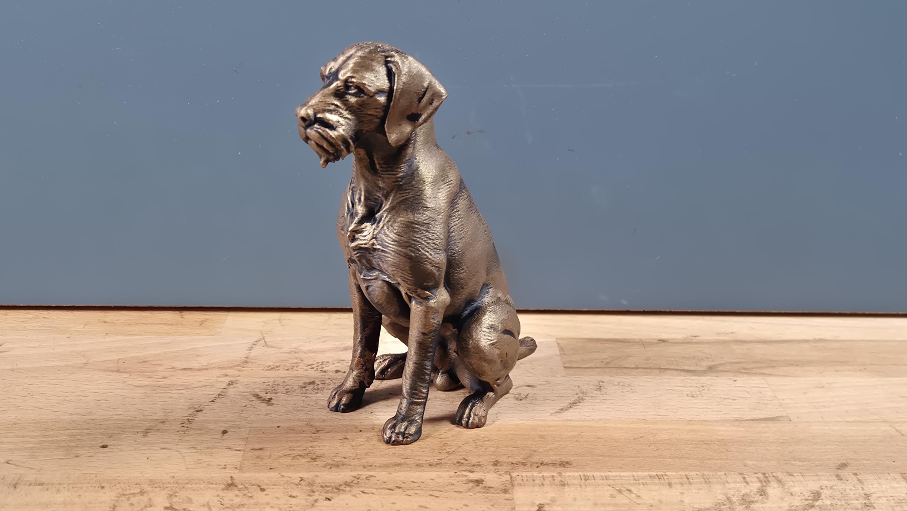 Deutsch Drahthaar – detailreiche sitzende Hundefigur | 19 Farben & 3 Größen | Made in Germany