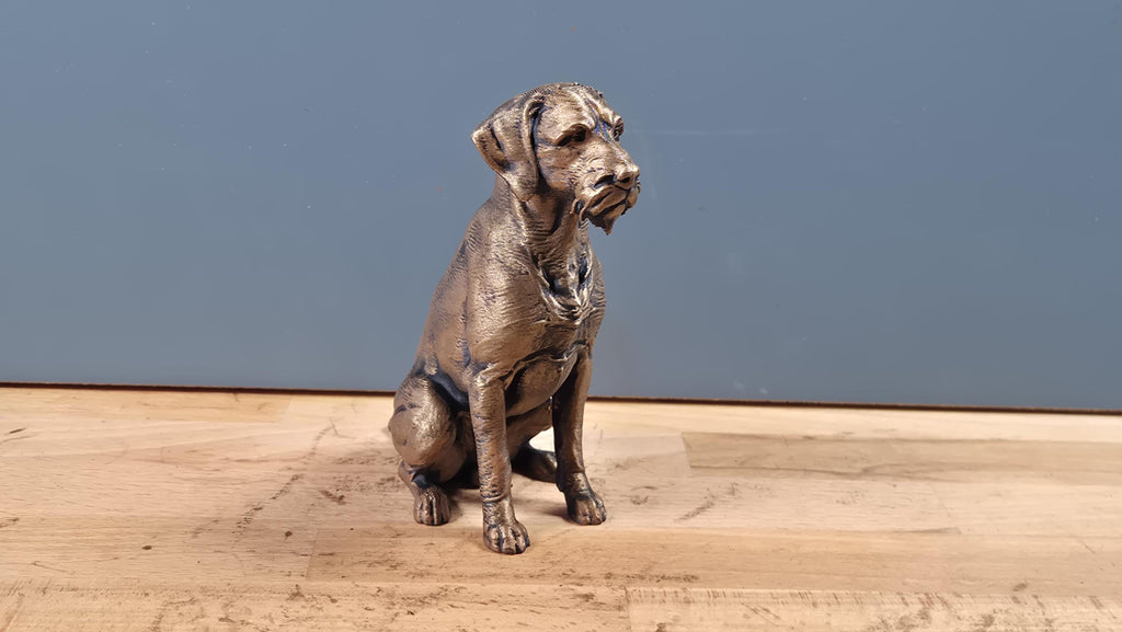 Deutsch Drahthaar – detailreiche sitzende Hundefigur | 19 Farben & 3 Größen | Made in Germany