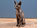 Abessinierkatze – elegante sitzende Katzenfigur | 19 Farben & 3 Größen | Made in Germany