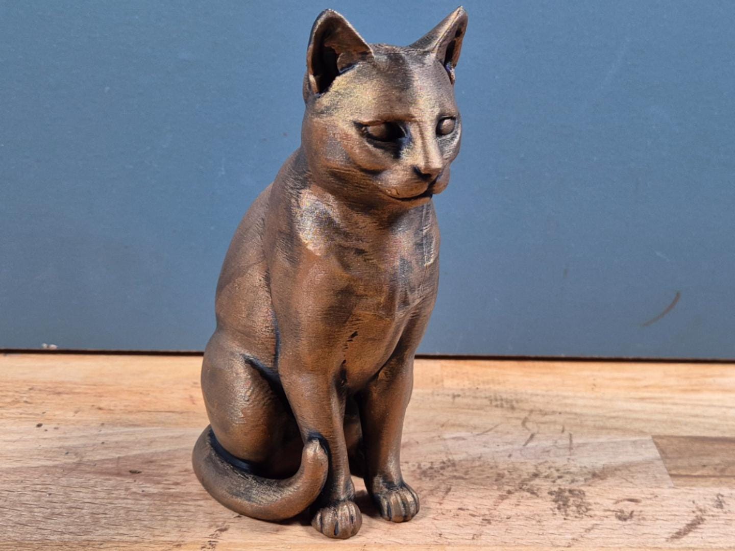 Europäisch Kurzhaar – detailreiche sitzende Katzenfigur | 19 Farben & 3 Größen | Made in Germany