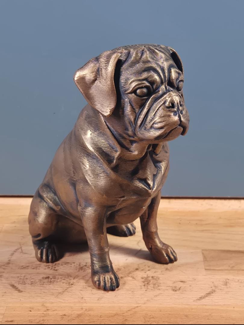Puggle – detailreiche sitzende Hundefigur | Mops-Beagle-Mix | 19 Farben & 3 Größen | Made in Germany