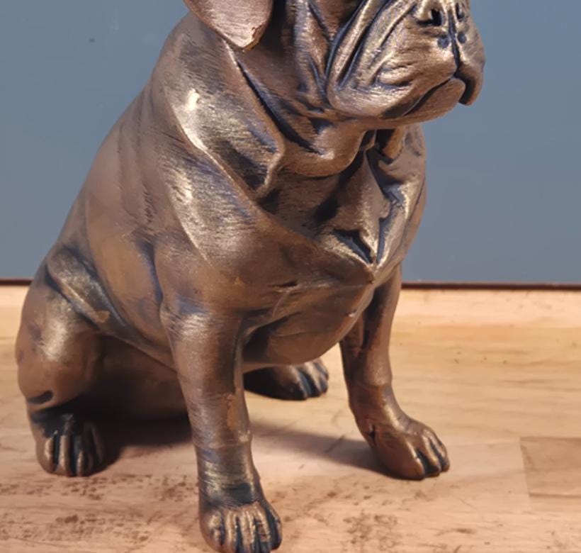 Puggle – detailreiche sitzende Hundefigur | Mops-Beagle-Mix | 19 Farben & 3 Größen | Made in Germany