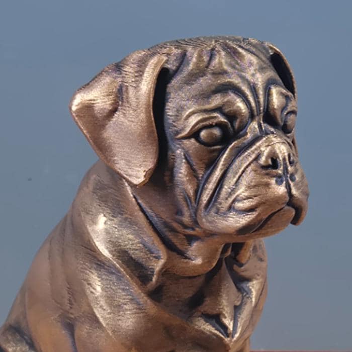 Puggle – detailreiche sitzende Hundefigur | Mops-Beagle-Mix | 19 Farben & 3 Größen | Made in Germany