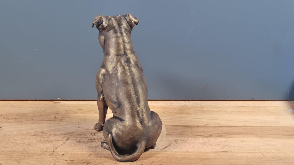 Staffordshire Bullterrier – detailreiche sitzende Hundefigur | 19 Farben & 3 Größen | Made in Germany