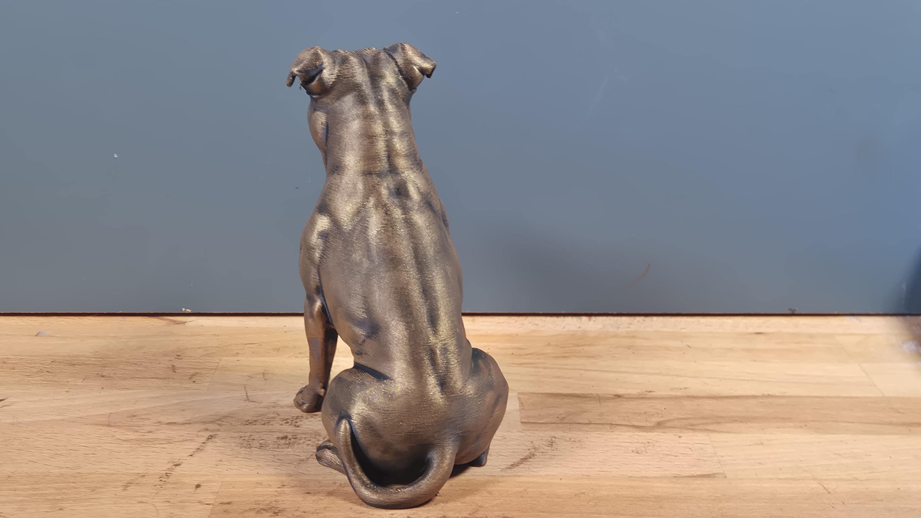 Staffordshire Bullterrier – detailreiche sitzende Hundefigur | 19 Farben & 3 Größen | Made in Germany