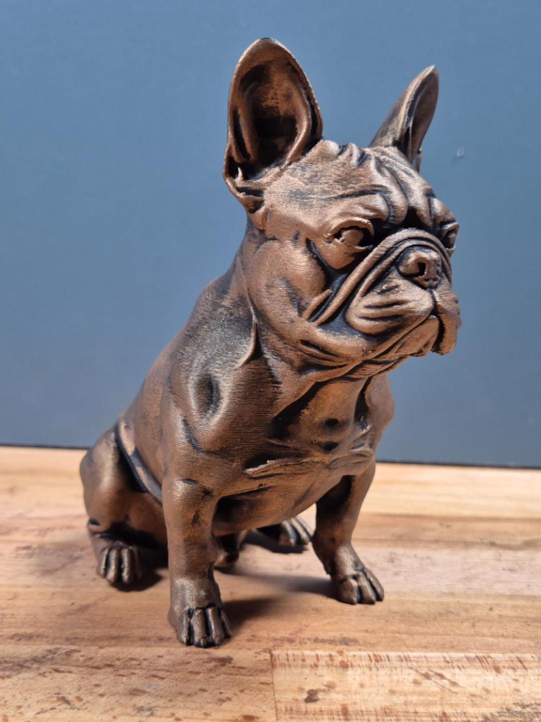 Französische Bulldogge – detailreiche sitzende Hundefigur | Frenchie | 19 Farben & 3 Größen | Made in Germany