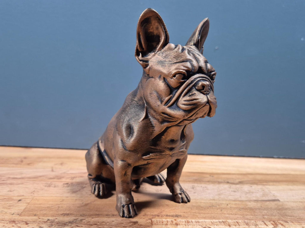 Französische Bulldogge – detailreiche sitzende Hundefigur | Frenchie | 19 Farben & 3 Größen | Made in Germany