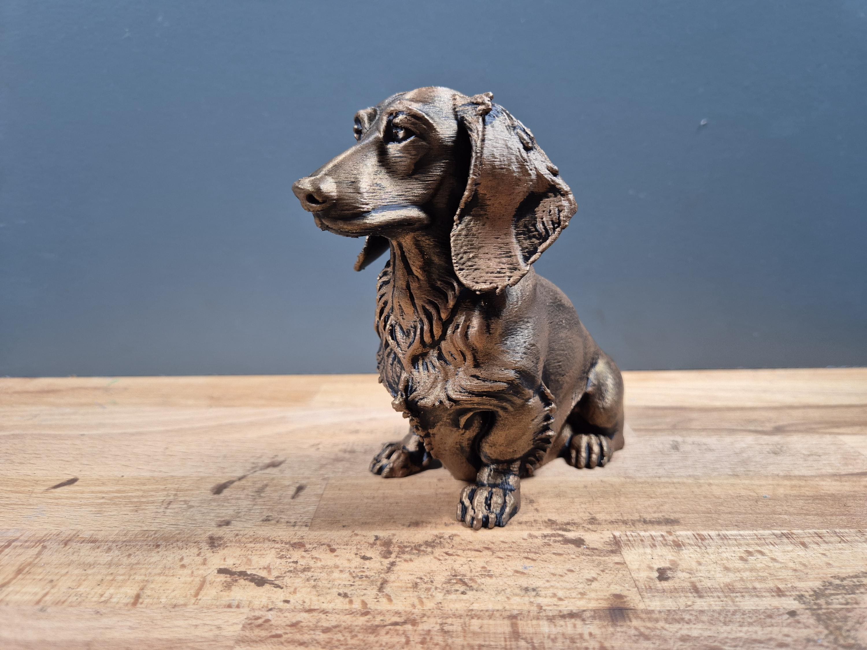 Langhaar-Dackel – charaktervolle sitzende Hundefigur mit Fellrelief | 19 Farben & 3 Größen | Made in Germany