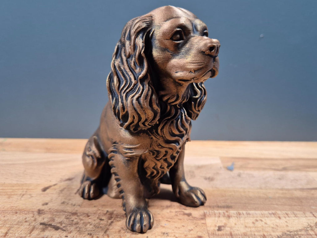 Cavalier King Charles Spaniel – elegante sitzende Hundefigur mit Wellenohren | 19 Farben & 3 Größen | Made in Germany