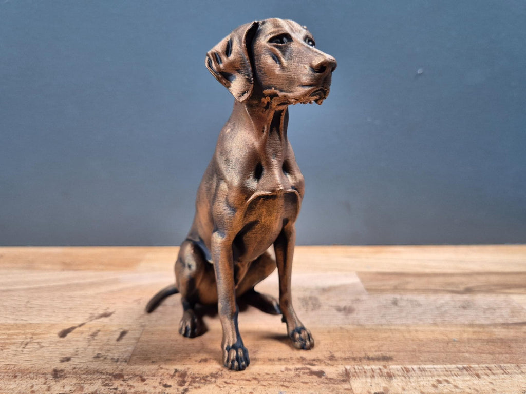 Deutsch Kurzhaar – athletische sitzende Hundefigur | Jagdhund, Pointer | 19 Farben & 3 Größen | Made in Germany