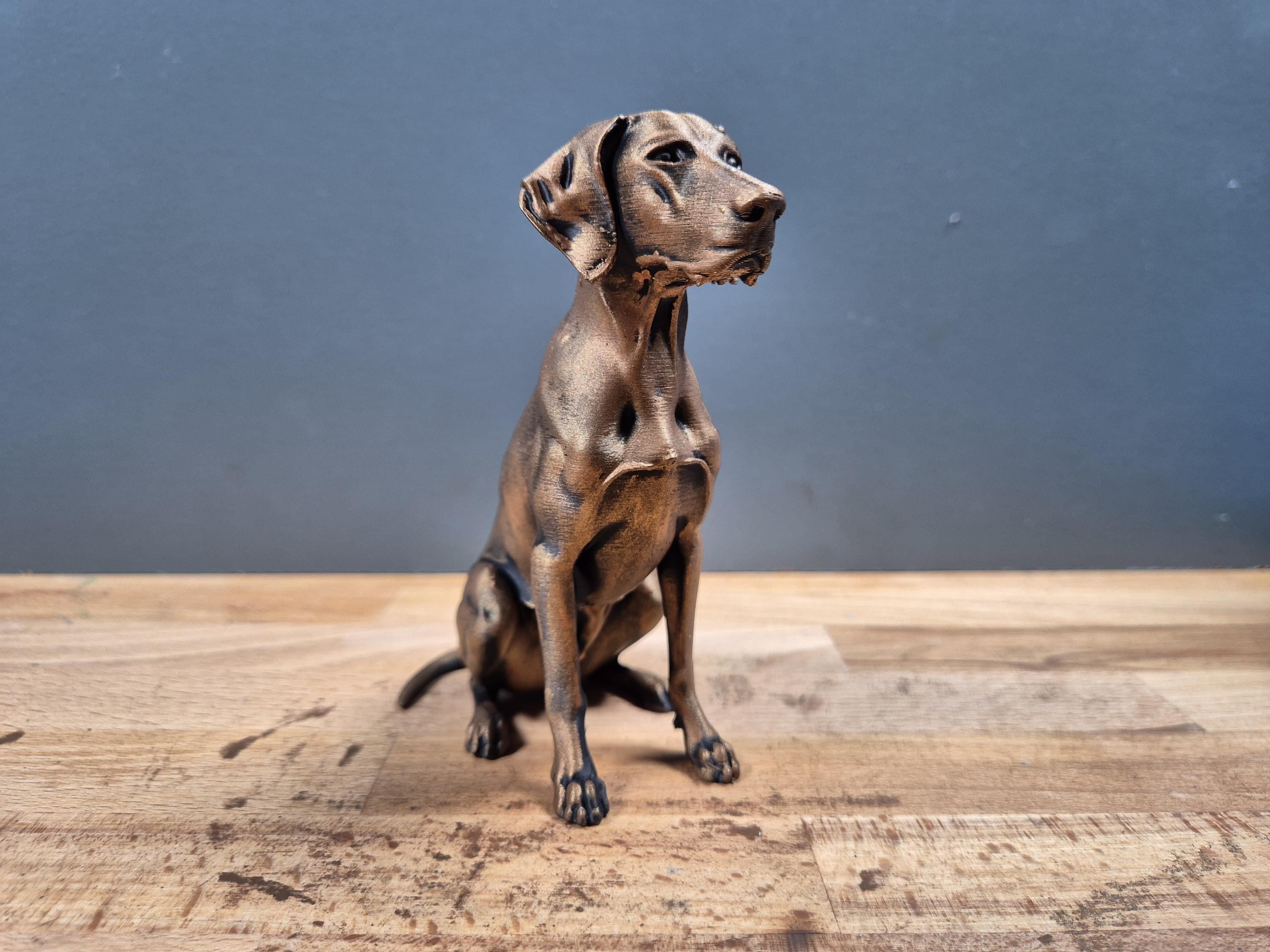 Deutsch Kurzhaar – athletische sitzende Hundefigur | Jagdhund, Pointer | 19 Farben & 3 Größen | Made in Germany