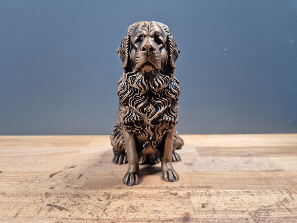 Neufundländer – sitzende Hundefigur mit langem Fell | Newfoundland Hund | 19 Farben & 3 Größen | Made in Germany