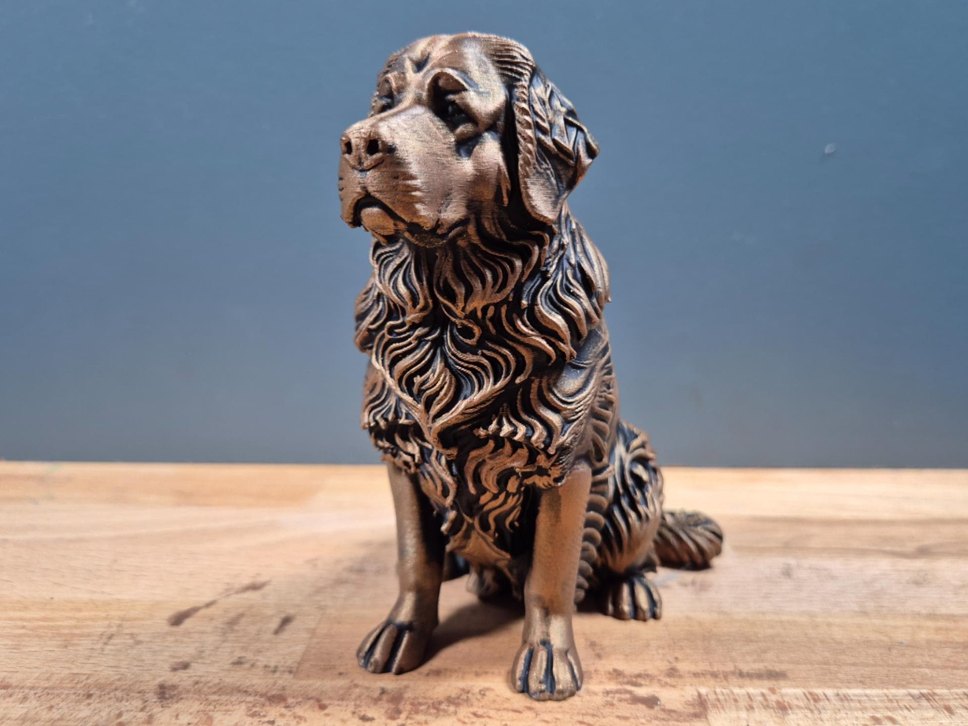 Neufundländer – sitzende Hundefigur mit langem Fell | Newfoundland Hund | 19 Farben & 3 Größen | Made in Germany