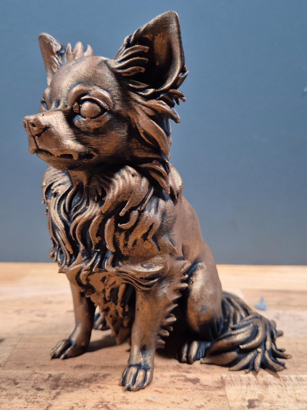 Langhaar-Chihuahua – sitzende Hundefigur mit Federfell | Kleinhund-Deko | 19 Farben & 3 Größen | Made in Germany