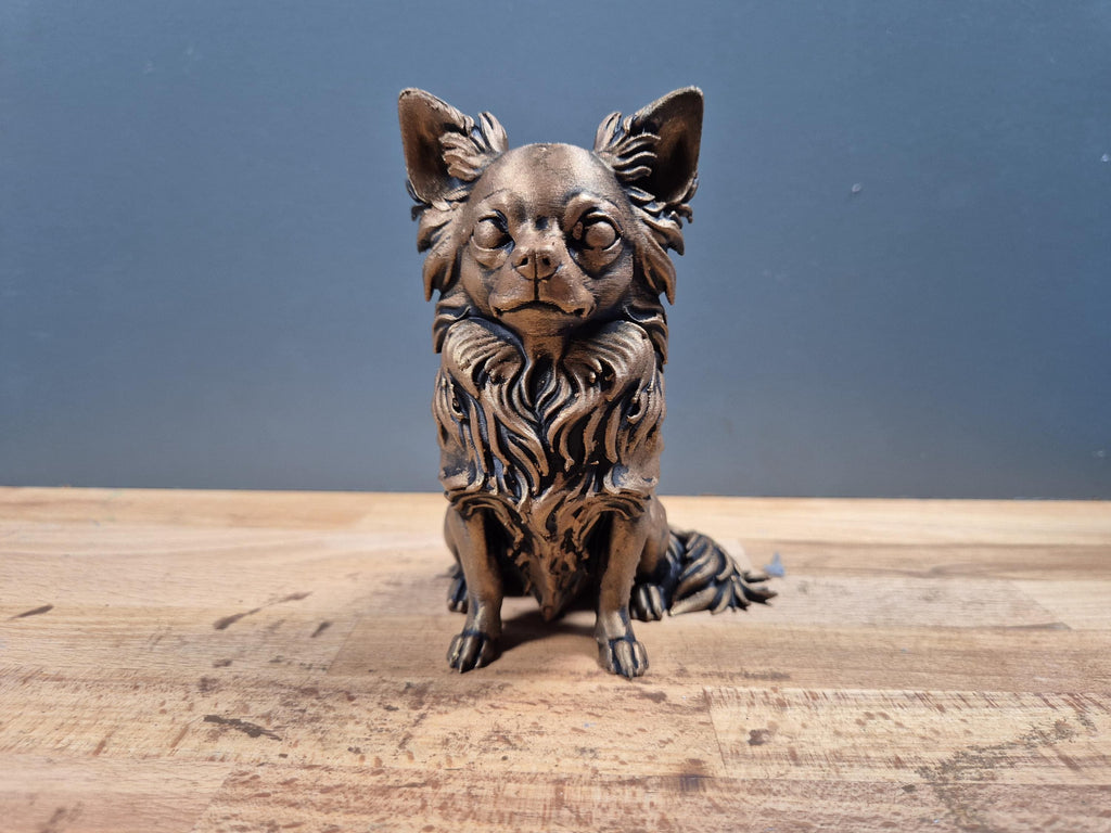 Langhaar-Chihuahua – sitzende Hundefigur mit Federfell | Kleinhund-Deko | 19 Farben & 3 Größen | Made in Germany