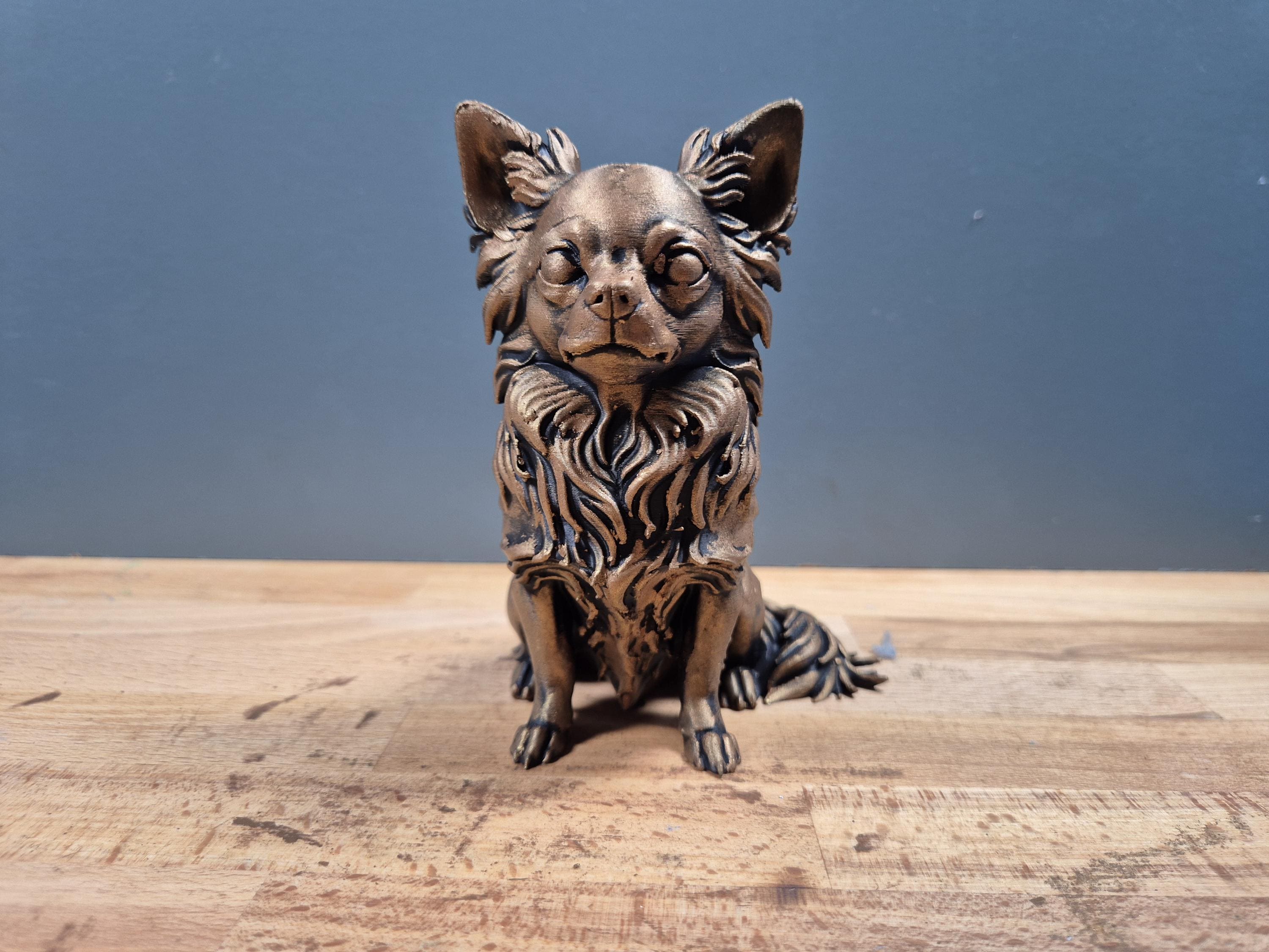 Langhaar-Chihuahua – sitzende Hundefigur mit Federfell | Kleinhund-Deko | 19 Farben & 3 Größen | Made in Germany