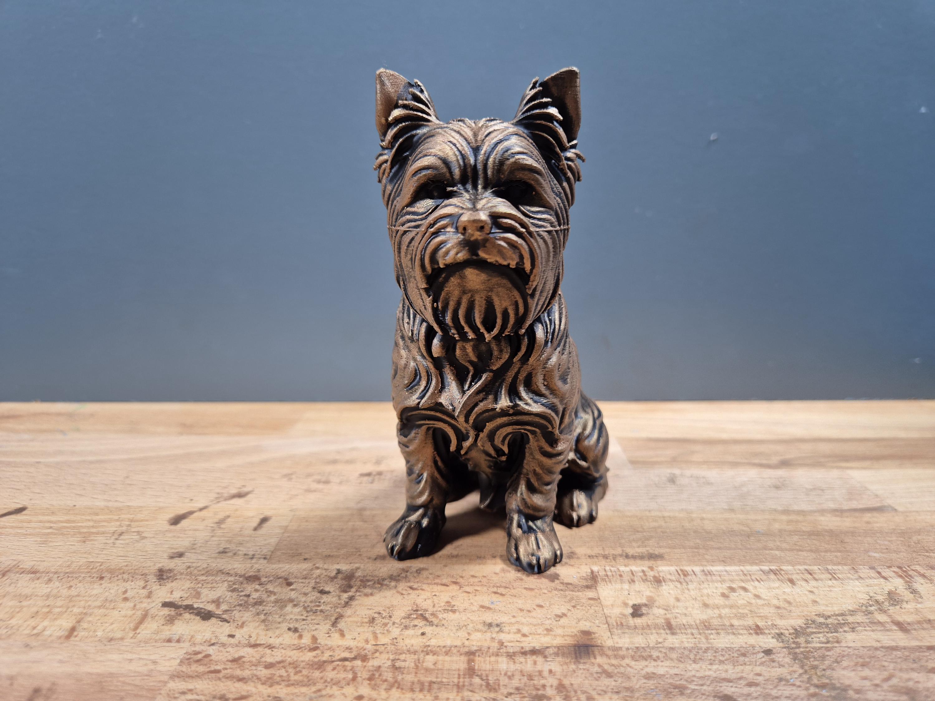 Yorkshire Terrier – sitzende Hundefigur mit langem Fell | Yorkie-Deko | 19 Farben & 3 Größen | Made in Germany