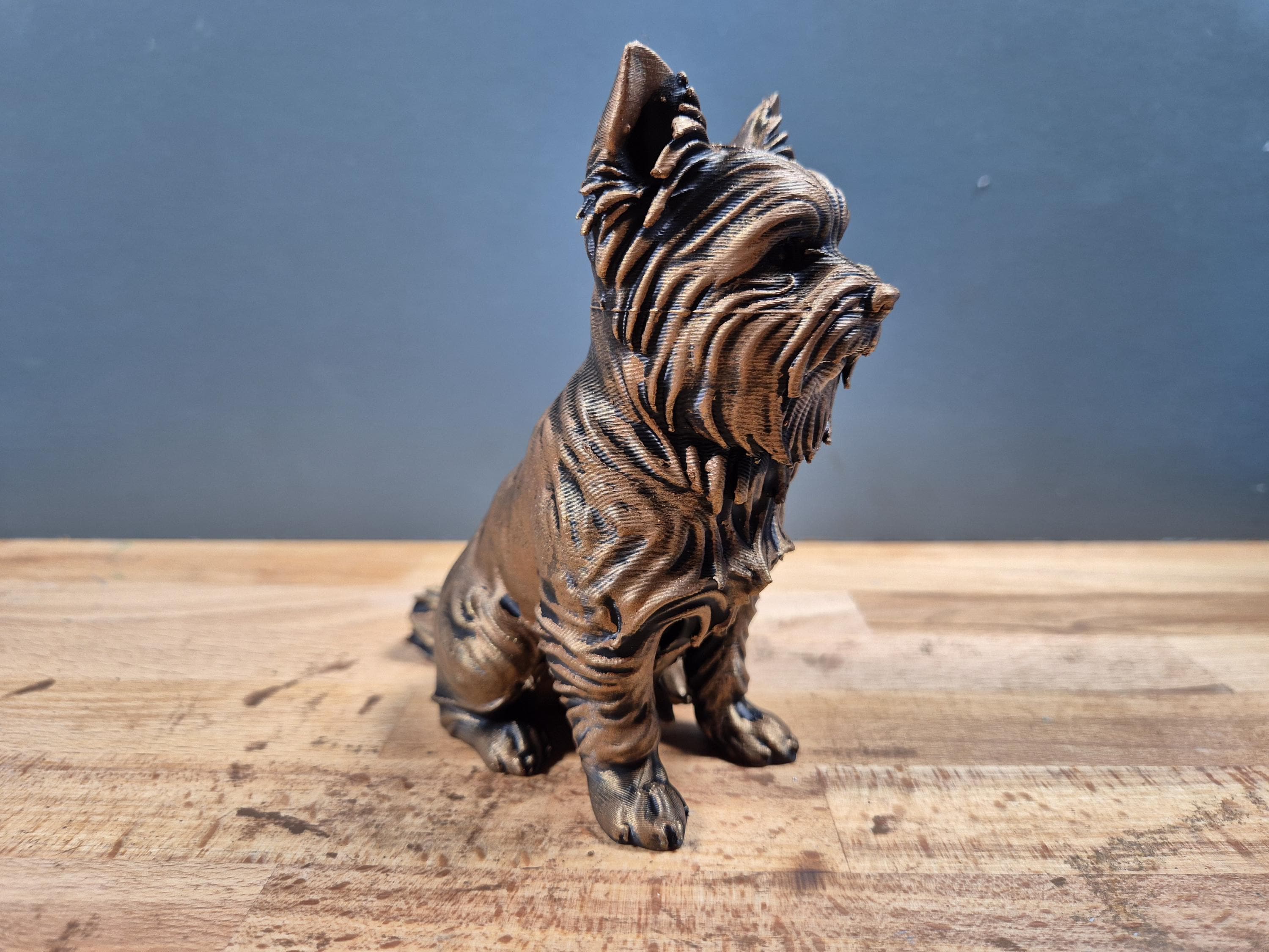 Yorkshire Terrier – sitzende Hundefigur mit langem Fell | Yorkie-Deko | 19 Farben & 3 Größen | Made in Germany
