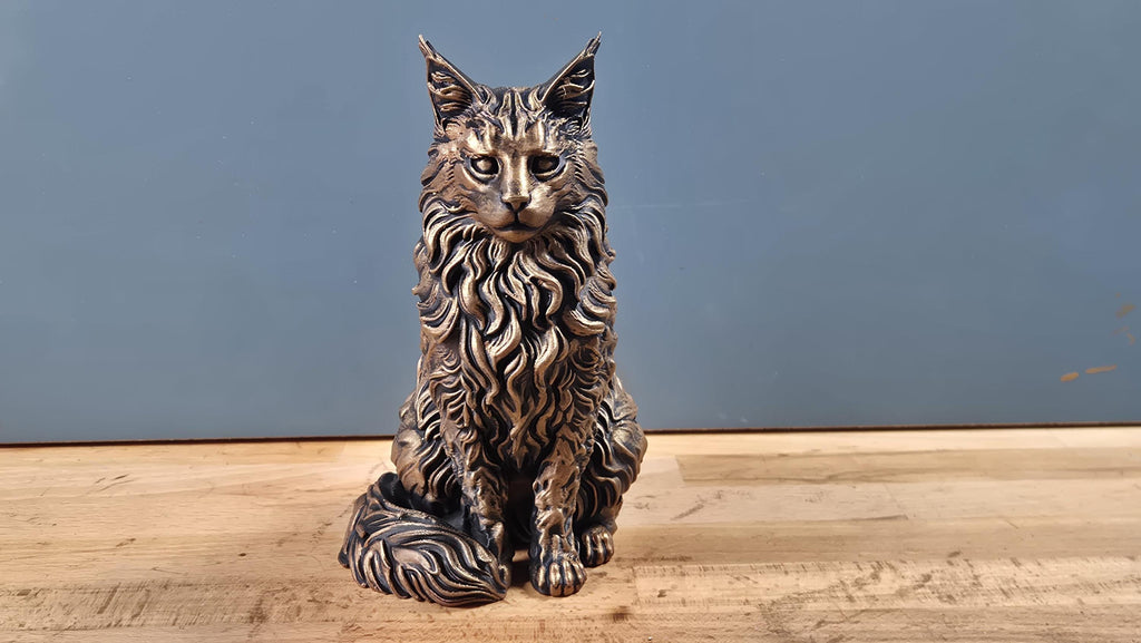 Maine Coon – sitzende Katzenfigur mit langem Fell | Katzen-Deko | 19 Farben & 3 Größen | Made in Germany