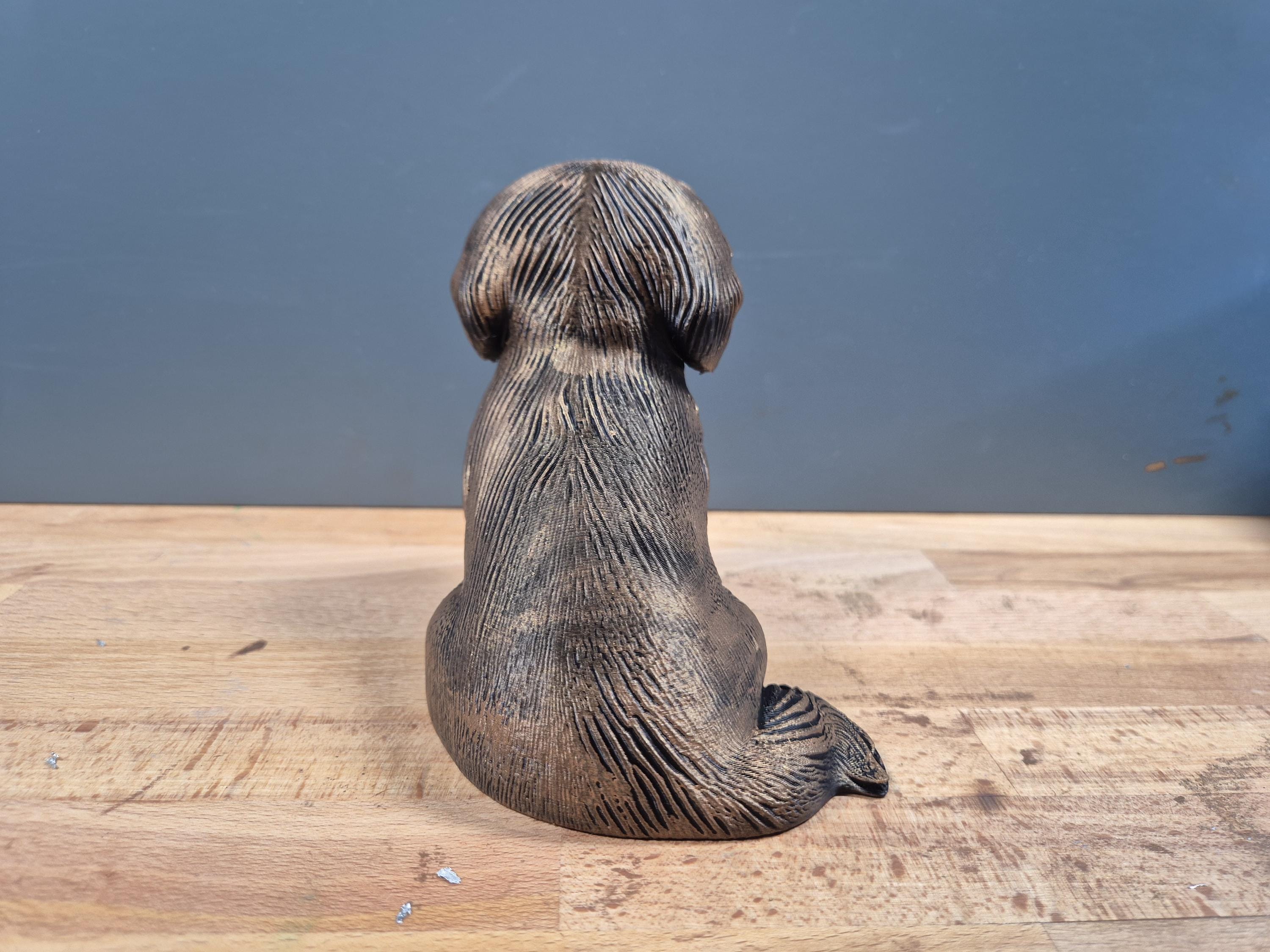 Shih Tzu – sitzende Hundefigur mit Mittelscheitel | Langhaar | 19 Farben & 3 Größen | Made in Germany