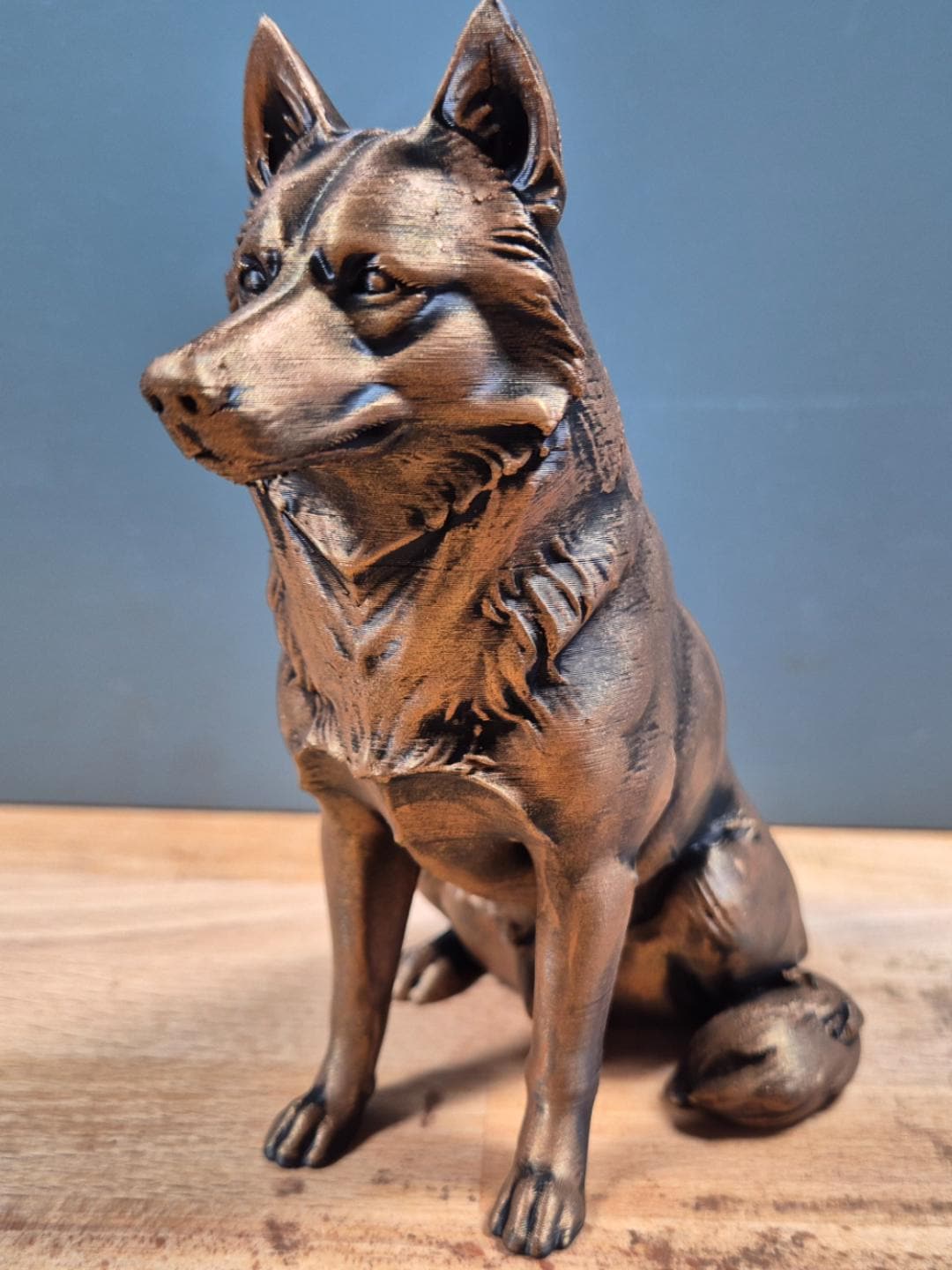Siberian Husky – sitzende Hundefigur mit Stehohren | Schlittenhund | 19 Farben & 3 Größen | Made in Germany
